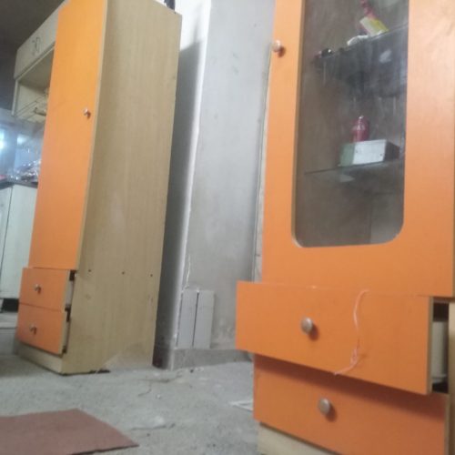 کمد لباس با رو کشو و ویترینی با دو کشو. در حذ