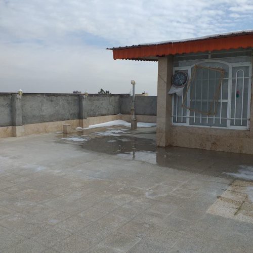 یک خونه ویلایی شیک ونوساز بایک مغازه بزرگ