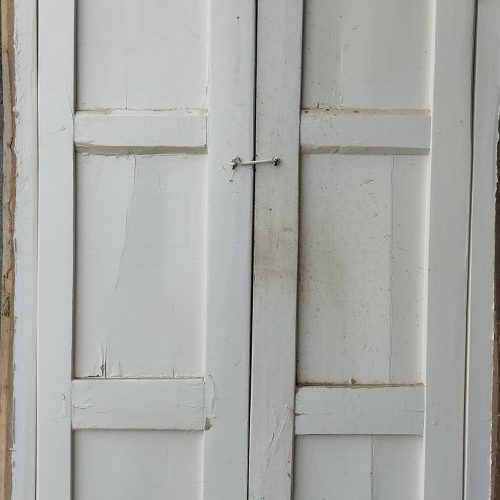 یک عدد در کاملاً چوبی و سنتی ،بسیار قدیمی