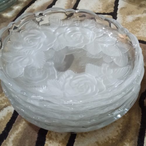 تعدادی ظرف و ظروف بلوری و ..