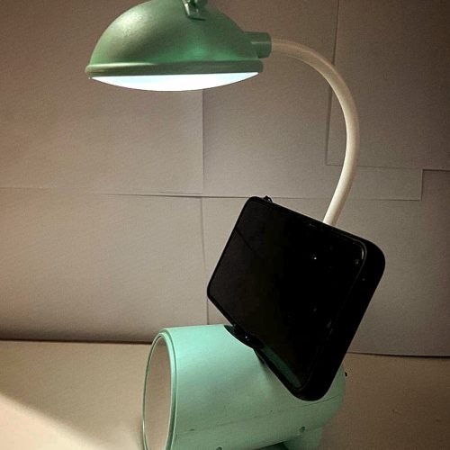 چراغ مطالعه لمسی پرکاربرد و انعطاف پذیر