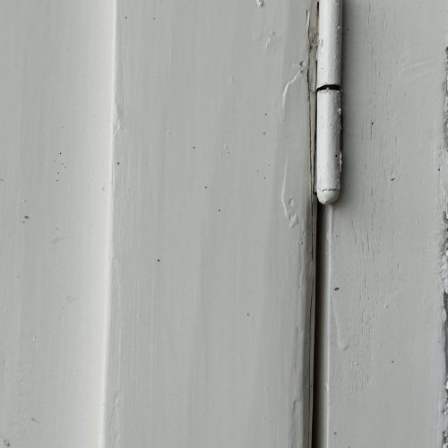 یک عدد در کاملاً چوبی و سنتی ،بسیار قدیمی