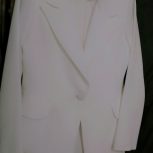 یک دست کت شلوار سفید همراه زیر پوس