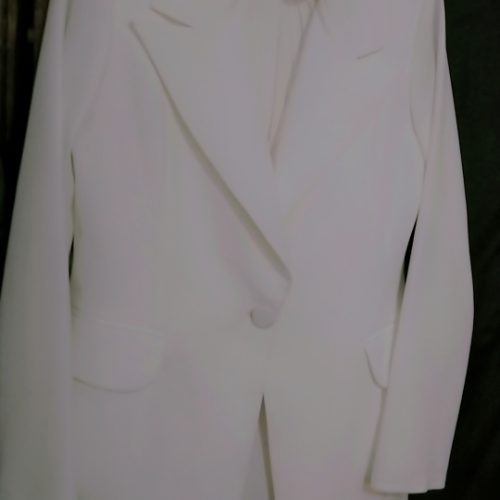 یک دست کت شلوار سفید همراه زیر پوس