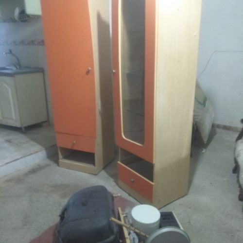 کمد لباس با رو کشو و ویترینی با دو کشو. در حذ