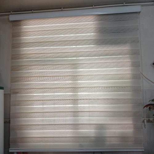 پرده زبرا آشپزخانه در حد نو به علت جا به جایی