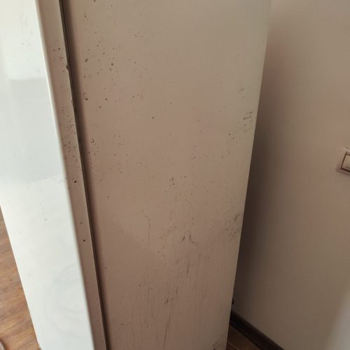 یک عدد یخچال،تر او تمیز کم کارکرد