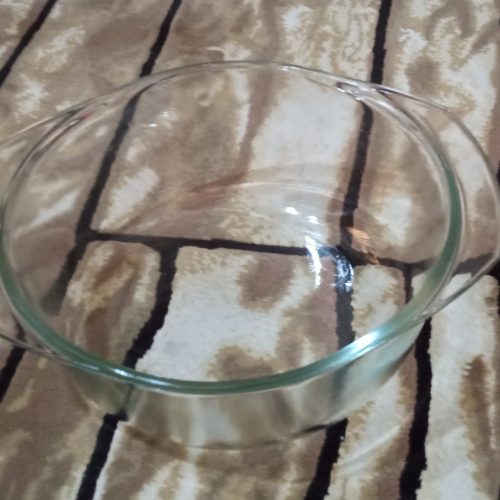 تعدادی ظرف و ظروف بلوری و ..