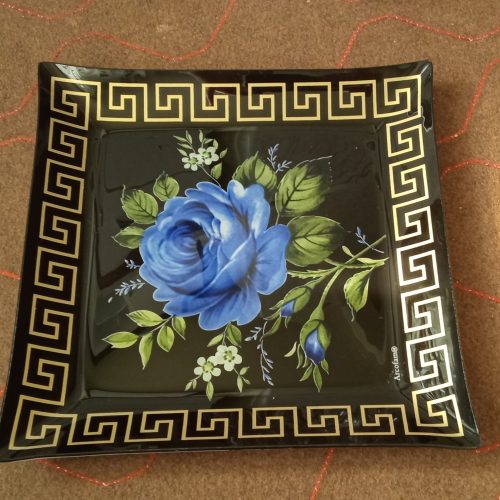 تعدادی ظرف و ظروف بلوری و ..