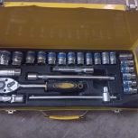 یک جعبه بکس و یک دستگاه اتو