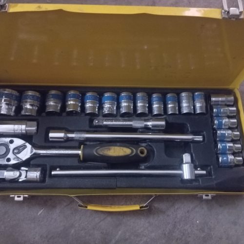 یک جعبه بکس و یک دستگاه اتو