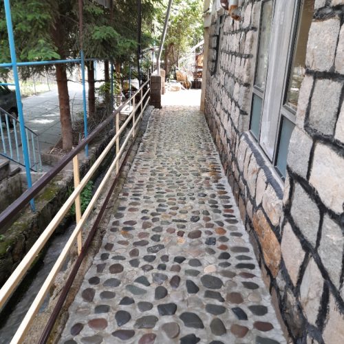 با وسایل اجاره داده میشود.جوی آب هم کنار ویلا دارد