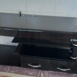 میز تلویزیون شیشه ای سالم و تمیز