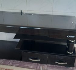 میز تلویزیون شیشه ای سالم و تمیز