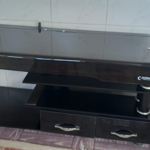 میز تلویزیون شیشه ای سالم و تمیز