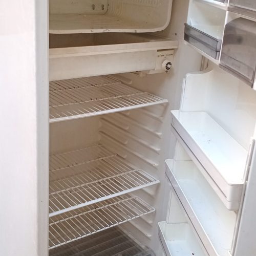 یخچال سفید رنگ  تمیز