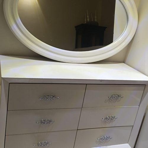 تخت خواب دو نفره.با اینه و دراور و دوعدد پاتختی