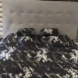 تخت خواب دو نفره.با اینه و دراور و دوعدد پاتختی