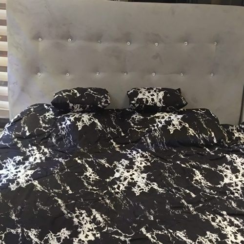 تخت خواب دو نفره.با اینه و دراور و دوعدد پاتختی