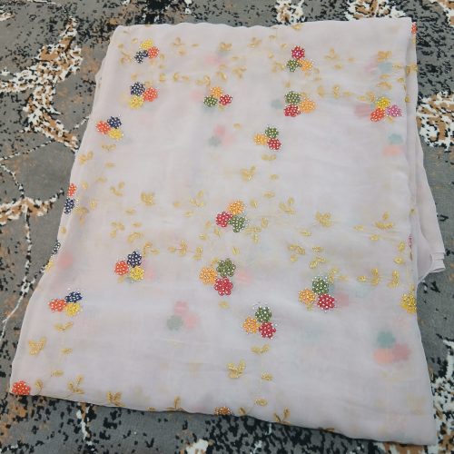 تعدادی چادربه فروش می‌رسد