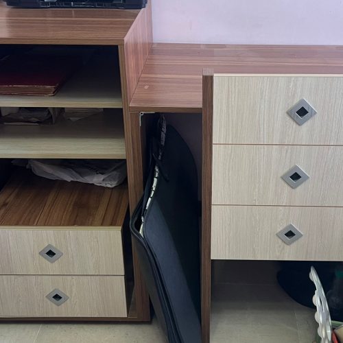 میز و صندلی و نیشنی
