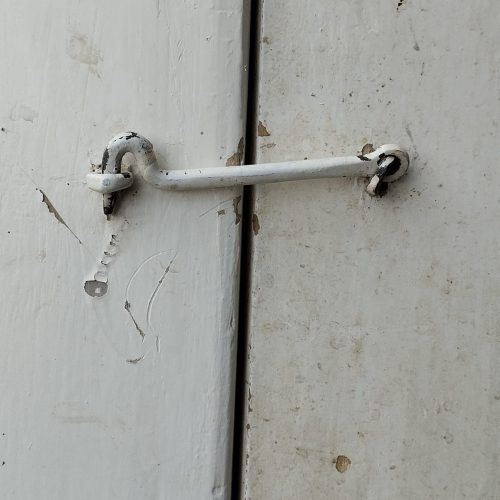 یک عدد در کاملاً چوبی و سنتی ،بسیار قدیمی