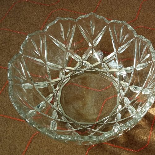 تعدادی ظرف و ظروف بلوری و ..