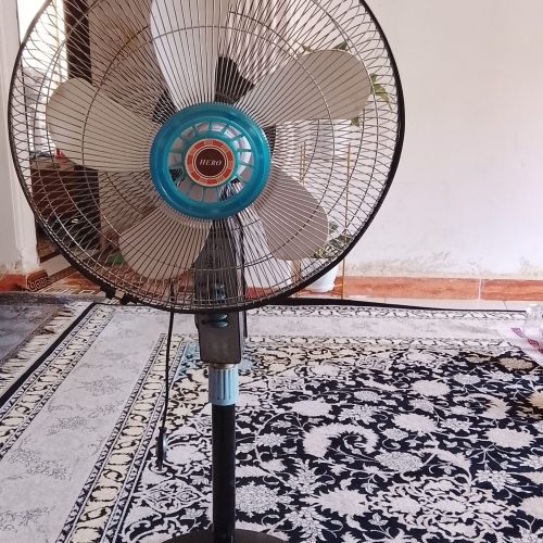 یک عدد پنکه پایه بلند HERO رنگ مشکی