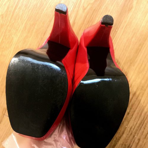 یک کاپشن پافر خارجی نو و یک کفش چرم ورنی کاملا تمیز