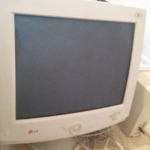 مبل راحتی و چند وسیله دیگر