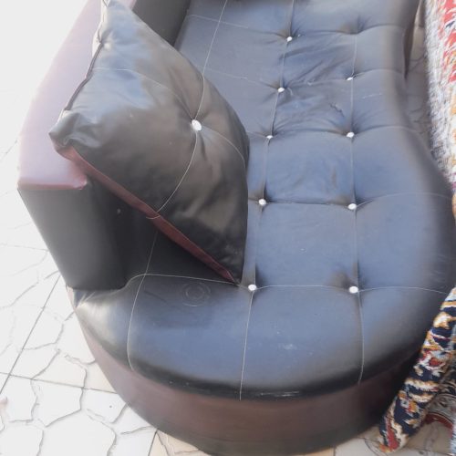 مبل ها درحد نو واینکه دارای 6 کوسن