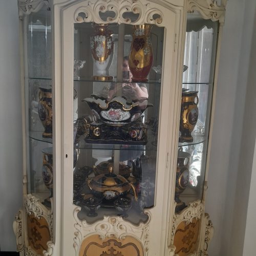 سرویس کامل مبلمان ،میز صبحانه خوری و ویترین مناسب جهیزیه همراه کاور