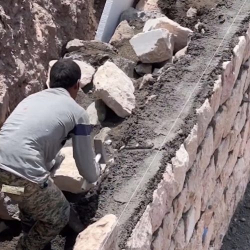 بنا هستم … سیمان کاری دیوار چینی ..سنگ چین