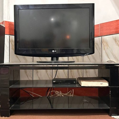 تلویزیون 32اینچ الجی با میزتلویزیون، کمد لباس، جاکفشی