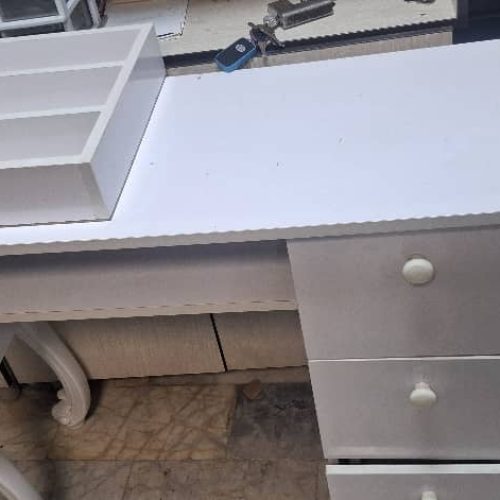 2عدد میزه کار به همراه استند .کاملا تمیز و سالم بدون کارکرد