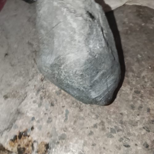 یک عدد شهاب سنگ سنگی برش خورده