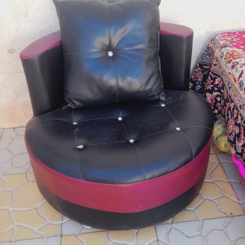 مبل ها درحد نو واینکه دارای 6 کوسن