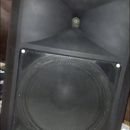 یک عدد میکسر بهرینگر 1832 شش کاناله و یک عدد باند اکتیو 12 اینچ فلش خور بسیار سالم و تمیز