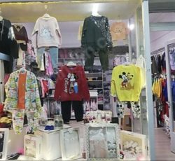 فروشنده پوشاک بچه گانه