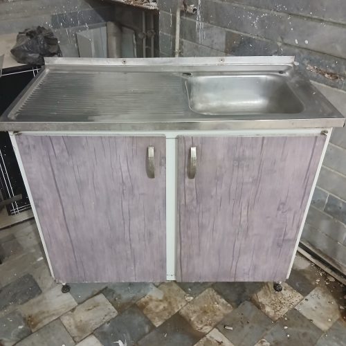 یک عدد سینک به همراه یک عدد کابینت سه در هوایی