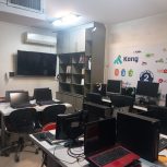 منشی و کارمند اداری خانم در یک شرکت کامپپوتری با حقوق وزارت کار