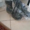 دو دست لباس نو سربازی سایز 46 و یک جفت پوتین سایز 42 به همراه 3 کلاه