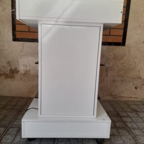 ترالی 3 طبقه شیشه ای چرخدار با پریز برق در حد نو