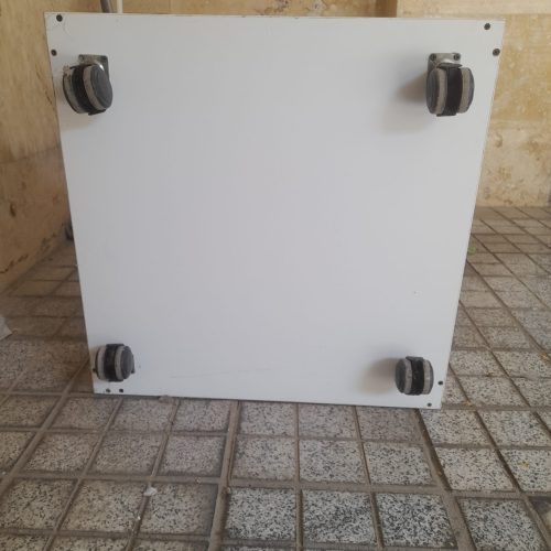 ترالی 3 طبقه شیشه ای چرخدار با پریز برق در حد نو