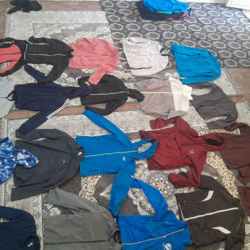یک گونی لباس ورزشی و کاپشن زنانه مردانه