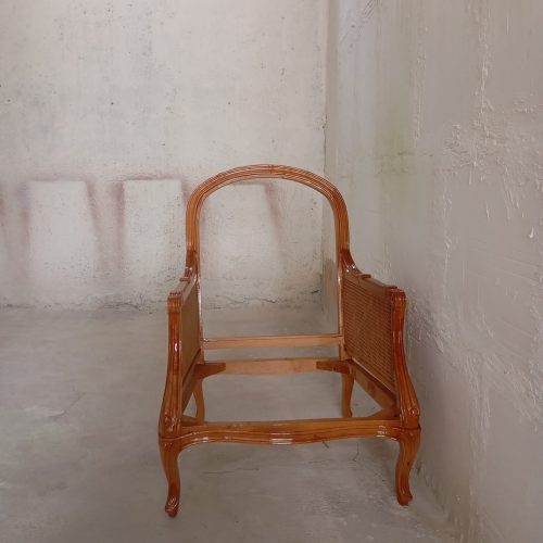 رنگ‌کاری انواع مصنوعات چوبی