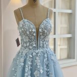 فروشنده  خانم لباس عروس