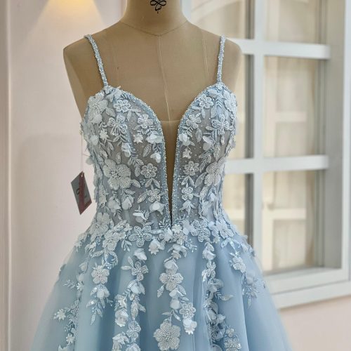 فروشنده  خانم لباس عروس