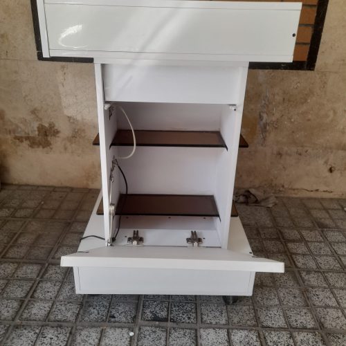 ترالی 3 طبقه شیشه ای چرخدار با پریز برق در حد نو