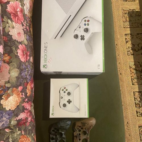 Xbox one s  1 tb با تجهیزات کامل کامل دو دسته و در حد نو